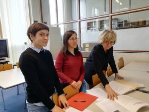 Sur la photo, de gauche à droite : Julie Lavielle, Chargée de mission projet AAPCollex, Céline Lèbre, Responsable du Département des collections imprimées et électroniques, et Valérie Tesnière, Directrice