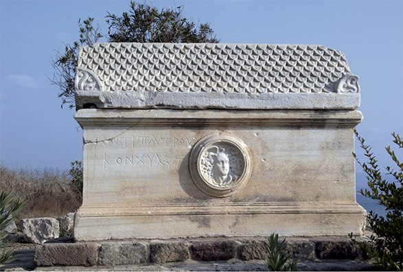 Figure 1. – Épitaphe grecque du pêcheur de murex Antipatros sur un sarcophage de la nécropole de Tyr, IVe -VIe siècle après J.-C. (I. Tyr Nécropole 7) © Julien Aliquot CNRS/HiSoMA 2008