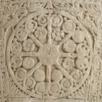 Couvercle de sarcophage d’Antigny (86), détail. Musée lapidaire de la Société des Antiquaires de l’Ouest du baptistère de Poitiers.