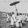 Paul Queste. Cérémonie du vendredi. Le sultan [du Maroc] regagne son palais à cheval après la cérémonie à la mosquée. 1916. Médiathèque du patrimoine et de la photographie (CC-BY).