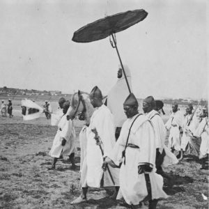 Paul Queste. Cérémonie du vendredi. Le sultan [du Maroc] regagne son palais à cheval après la cérémonie à la mosquée. 1916. Médiathèque du patrimoine et de la photographie (CC-BY).