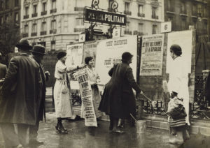 Louise Weiss, Andrée Lehmann et deux autres femmes collant des affiches pour le droit de vote des femmes sur les grilles du métro Jules Joffrin, Paris 18e